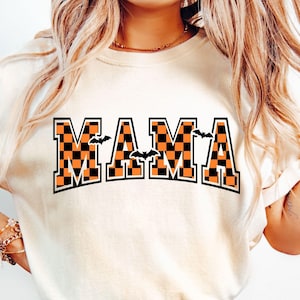 Halloween maman SVG, Png Halloween rétro, Spooky Vibes Svg, Spooky Mama Svg, Varsity Mama, damier, Halloween maman chemise Svg, maman Halloween