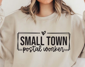 Petite ville Mail Lady SVG, Svg d'employé des postes, Employé des postes Png, Mail Lady Svg, Mail Lady Png, Mail Lady chemise Svg, cadeau Mail Lady