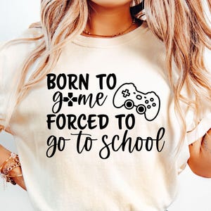 Nacido para jugar, obligado a ir a la escuela (SVG), jugador (SVG), videojuegos (SVG), camiseta de jugador (SVG), frases divertidas de juegos (SVG), camiseta infantil (SVG)