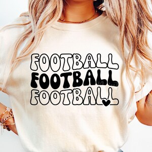 Football SVG, Svg ondulé football empilé, Svg maillot de football, football maman Svg, football coeur Svg, football vie Svg, football match jour Svg