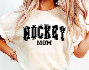 Hockey Mom Varsity SVG, Hockey Svg, Hockey Mom Svg, Maglietta da hockey Svg, Maglietta da hockey Mom Svg, Hockey Mama, Giorno della partita Svg, Vita da mamma di hockey Svg