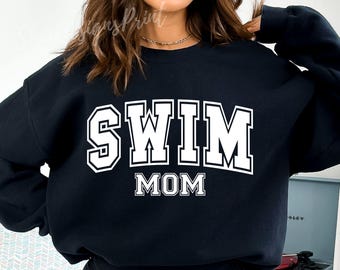 SVG de mamá nadadora universitaria, SVG de mamá nadadora, SVG de natación, SVG de camiseta de mamá nadadora, SVG de mamá nadadora, SVG de natación, SVG de mamá deportista, PNG de mamá nadadora