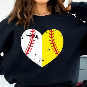 Half honkbal en softbal hart SVG-PNG, honkbal Svg, softbal Svg, softbalshirt Svg, honkbalshirt Svg, honkbal softbal moeder Svg