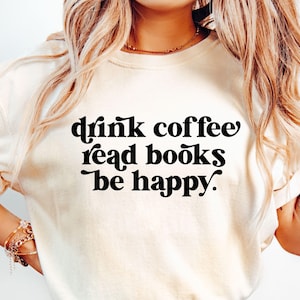 Beber café leer libros ser feliz SVG, amante de los libros Svg, amante del café Svg, lectura Svg, amante de los libros Svg camisa, maestro Svg, libros Svg, Png