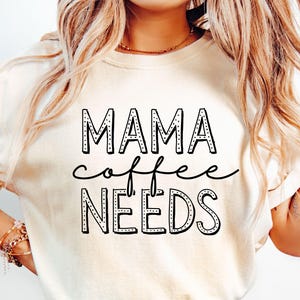 Mama Needs Coffee SVG, Coffee Mama Svg, Mom Life Svg, Funny Mom Svg, Mom Shirt Svg, Dia das Mães Svg, Presente para a Mãe Svg, Mama Svg, Png