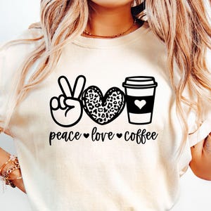 ピース ラブ コーヒー SVG、コーヒー SVG、コーヒー ラバー SVG、コーヒー シャツ SVG、コーヒー マグ SVG、コーヒー ライフ SVG、ヒョウ ハート SVG、ラブ コーヒー SVG