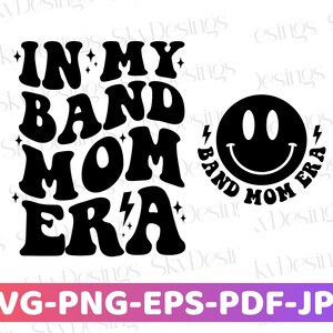 Pu&ograve; includere: Grafica in bianco e nero con il testo "In My Band Mom Era" in uno stile di font retr&ograve;. Un viso sorridente con un fulmine su ogni lato &egrave; circondato dal testo "Band Mom Era".
