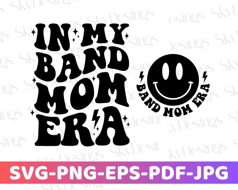 Pu&ograve; includere: Grafica in bianco e nero con il testo "In My Band Mom Era" in uno stile di font retr&ograve;. Un viso sorridente con un fulmine su ogni lato &egrave; circondato dal testo "Band Mom Era".