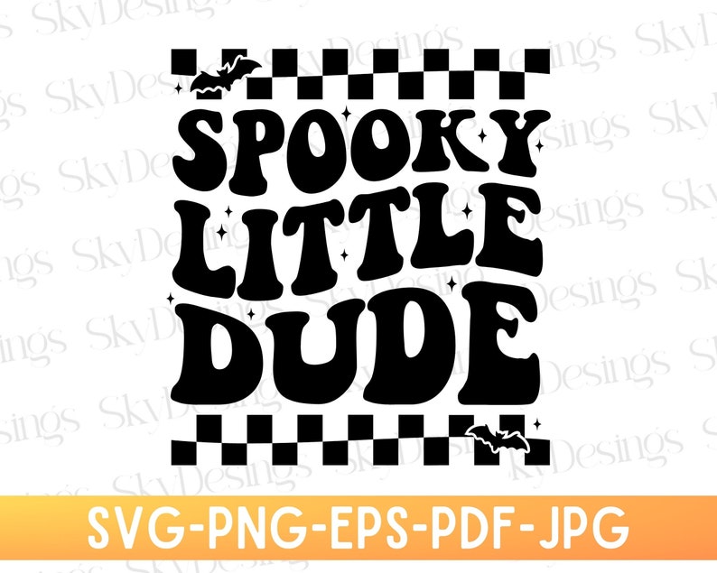 Peut inclure: Graphisme noir et blanc avec le texte "SPOOKY LITTLE DUDE" dans une police r&eacute;tro. Le design comprend un motif &agrave; carreaux et des silhouettes de chauves-souris, id&eacute;al pour les produits sur le th&egrave;me d'Halloween. Le bas de l'image contient le texte "SVG-PNG-EPS-PDF-JPG".