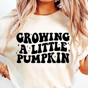 Cultivando uma pequena abóbora SVG, gravidez Svg, camiseta de anúncio de gravidez de outono SVG, gravidez de Halloween Svg, ação de graças, gravidez de outono Svg