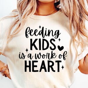 Nourrir les enfants est une oeuvre de coeur SVG, Svg de dame de déjeuner, employé de cafétéria, Svg d'appréciation du personnel de déjeuner d'école, nutrition d'étudiant, signe de cafétéria
