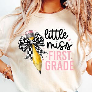 Petite Miss Première année PNG, 1re année Png, Rentrée des classes Png, Première année png, Enseignant, Chemise 1re année Png, Filles Png, Rentrée scolaire
