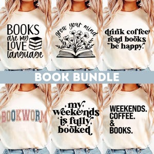 Könnte beinhalten: Ein Set mit sechs T-Shirt-Designs zum Thema Bücher. Die Designs zeigen verschiedene buchbezogene Sätze, darunter "Bücher sind meine Liebessprache", "Lass deinen Geist wachsen", "Trink Kaffee, lies Bücher, sei glücklich", "Bücherwurm", "Meine Wochenenden sind ausgebucht" und "Wochenenden Kaffee & Bücher".