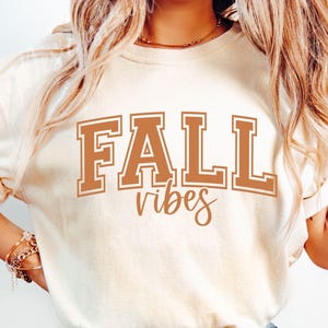 Fall Vibes SVG, PNG Vibes d'automne, SVG universitaire de Vibes d'automne, Bonjour automne Svg, Svg automne, Svg automne, chemise automne Svg, Svg de Thanksgiving, Svg Halloween