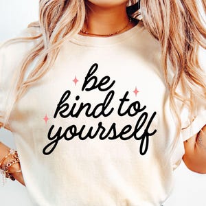 Seja gentil consigo mesmo SVG, Positivo SVG, Amor-próprio SVG, Conscientização sobre saúde mental SVG, Gentileza SVG, Motivacional SVG, Inspirador SVG, PNG