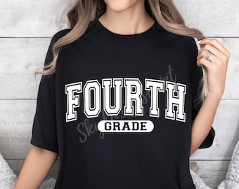 Puede incluir: Camiseta negra con texto blanco que dice "FOURTH GRADE" en una fuente de estilo universitario.