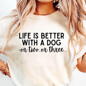 La vita è migliore con un cane in formato SVG, Divertente amante dei cani in formato SVG, Mamma di cane in formato SVG, Mamma di cane in formato SVG, Mamma pelosa in formato SVG, Maglietta della mamma di cane in formato SVG, Citazione sul cane in formato SVG, Cane in formato SVG, PNG