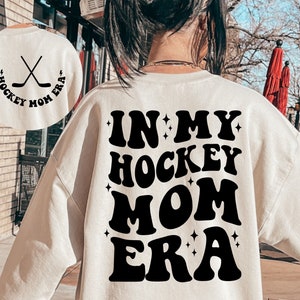 Dans mon hockey maman époque SVG, SVG maman hockey, hockey Svg, hockey maman époque Svg, hockey maman chemise Svg, hockey maman Png, hockey maman Svg, Svg tendance