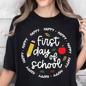 Feliz primeiro dia de aula SVG, volta às aulas Svg, primeiro dia de aula Svg, camisa do professor Svg, camisa Olá escola Svg, primeiro dia de aula Svg