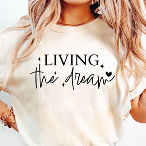 Living The Dream SVG, Inspirujące cytaty SVG, Pozytywny cytat SVG, Motywujący SVG, Inspirujący SVG, Projekt koszulki, Pozytywny SVG, PNG