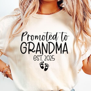 Promu grand-mère SVG, grand-mère est 2025 Svg, faire-part de bébé Svg, grand-mère future Svg, nouvelle grand-mère Svg, grand-mère chemise Svg, grand-mère Svg Png