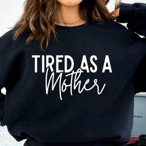 Fatigué comme une mère SVG, SVG de vie de maman, maman chemise SVG, SVG mode maman, maman drôle SVG, SVG fête des mères, maman vibes SVG, SVG mère, maman citation SVG