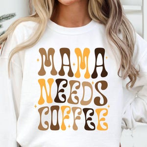 Mama Needs Coffee SVG-PNG, Mom Life Svg, Coffee Mama Svg, Funny Mom Svg, Mom Shirt Svg, Dia das Mães Svg, Presente para a Mãe Svg, Mama Svg, Png