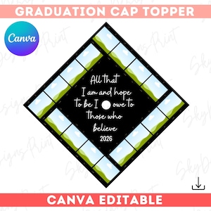 Può includere: Un topper per cappello di laurea con un design a diamante nero. Il centro presenta il testo "All that I am and hope to be I owe to those who believe 2026." Il design include un logo Canva e le parole "CANVA EDITABLE".