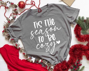 Es la época ideal para estar cómodo SVG PNG, Vibras acogedoras Svg, Otoño Svg, Invierno Svg, Camisa acogedora Svg, Descarga digital