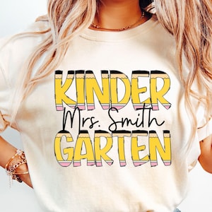 Personalisierte Kindergärtnerin PNG, Bleistift Brief, Benutzerdefinierte Lehrer Name Shirt Png, Kindergärtnerin Shirt Png, Kindergärtnerin