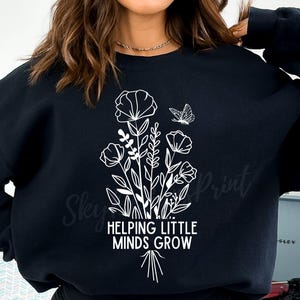 Helfende kleine Köpfe wachsen SVG, Lehrer-Svg, Wildblumen-Svg, Lehrer-Shirt-Svg, Lehrer-Wachstums-Svg, Lehrer-Lebens-Svg, Lehrer-Anerkennungs-Svg