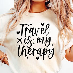 Il viaggio è la mia terapia SVG, Viaggio Svg, Vacanza Svg, Maglietta da viaggio Svg, Amante dei viaggi Svg, Vacanza Svg, Viaggiatore Svg, Viaggio di vacanza, Avventura Svg