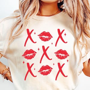 XOXO Saint-Valentin SVG PNG, Saint-Valentin chemise Svg, Saint-Valentin Svg, Xoxo Svg, amour Svg, lèvres Svg, baiser Svg, câlins bisous, rétro Saint-Valentin Png