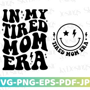 以下が含まれることがあります： レトロなフォントで「In My Tired Mom Era」というテキストが書かれた白黒のグラフィックデザイン。テキストの下には、稲妻を目、星を瞳にした笑顔の顔があり、「Tired Mom Era」という言葉がそれを囲んでいます。