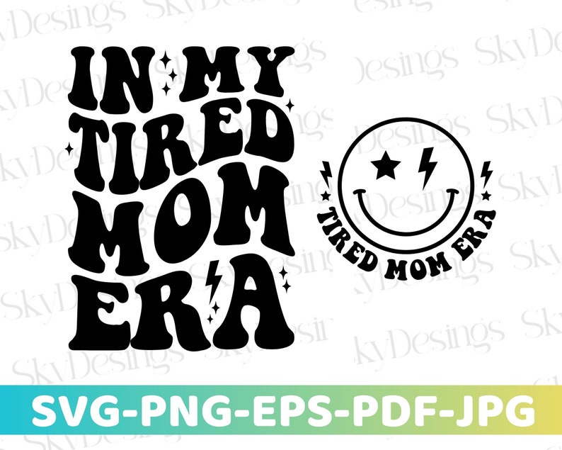 以下が含まれることがあります： レトロなフォントで「In My Tired Mom Era」というテキストが書かれた白黒のグラフィックデザイン。テキストの下には、稲妻を目、星を瞳にした笑顔の顔があり、「Tired Mom Era」という言葉がそれを囲んでいます。