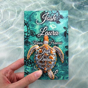 Könnte beinhalten: Rechteckige Einladungskarte mit einem Schildkröten-Design. Die Karte zeigt die Namen "Josh" und "Laura" in weißer Schrift, den Ort "Kaneohe, Hawaii" und das Datum "Sep 25, 2025". Der Hintergrund ist türkis und blaugrün.