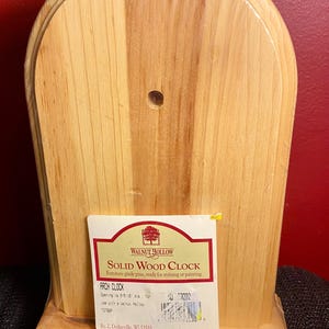 Puede incluir: Un reloj de madera maciza hecho de pino de calidad para muebles. El reloj está listo para teñir o pintar. El reloj tiene un diámetro de 6,35 cm y está hecho por Walnut Hollow. La etiqueta dice "Solid Wood Clock" y "Arch Clock".