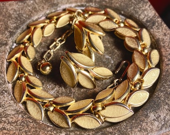 1970s Crown Trifari Signed Designer Gold Tone Textured Brushed Leaf Necklace Set