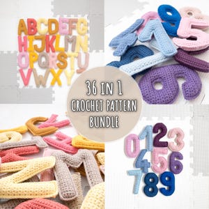 Op de afbeelding: Een verzameling haakpatronen voor letters en cijfers. De letters zijn in verschillende kleuren, waaronder roze, geel en beige. De cijfers zijn in tinten blauw, paars en roze. De afbeelding bevat ook de tekst "36 IN 1 CROCHET PATTERN BUNDLE."