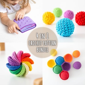 Op de afbeelding: Een verzameling kleurrijke haakartikelen, waaronder ballen en stapelspeelgoed. De afbeelding toont een kind dat interactie heeft met een paars haakartikel. De tekst "4 IN 1 CROCHET PATTERN BUNDLE" wordt weergegeven in een cirkelvormig ontwerp.