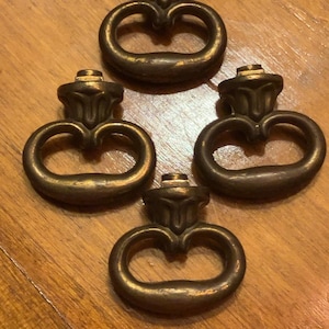 Set mit 4 Vintage Keeler Brass Co. (KBC) Skelett Schlüssel Rosetten - Dekorativer Schlüssellochknopf - Einlochzubehör