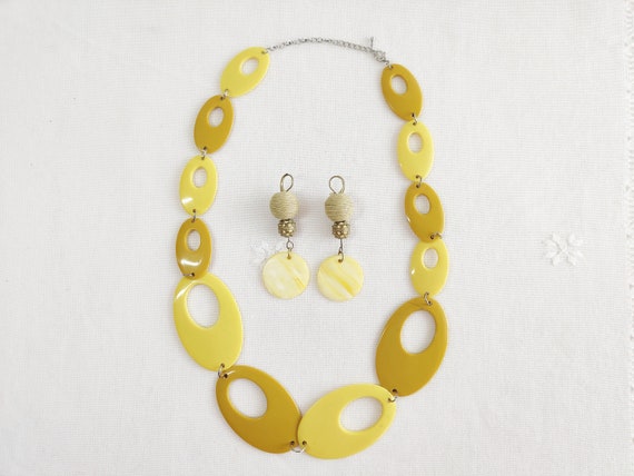 Vintage “Mod” Yellow Earrings and Necklace Set - image 2