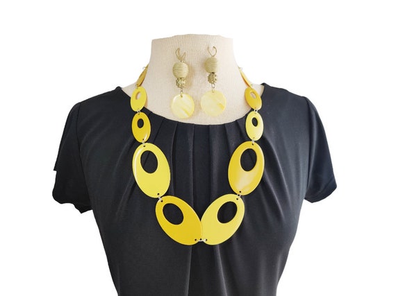 Vintage “Mod” Yellow Earrings and Necklace Set - image 1