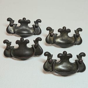 Set van 4 vintage messing Chippendale beugelgrepen met zwanenhals - sierlijke ladegrepen voor dressoirs - meubelbeslag uit het midden van de eeuw