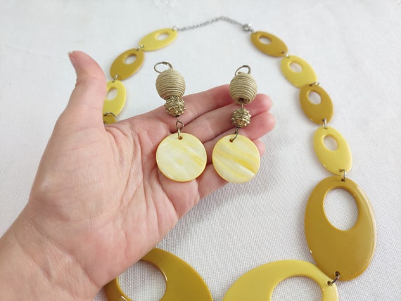 Vintage “Mod” Yellow Earrings and Necklace Set - image 3
