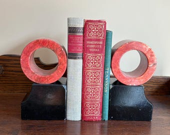 Paire de serre-livres lourds vintage modernistes en pierre de style MCM | Rouge et noir, décoration d'étagère de bureau