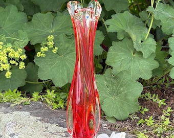 vintage vase transparent et rouge de style Murano en verre artistique rouge avec dessus de forme libre 9 1/4 po. H | Vase sculptural bourgeon