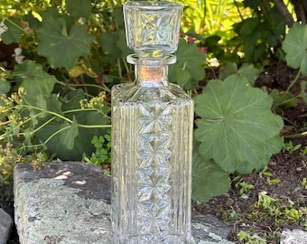 Carafe vintage en verre pressé transparent avec bouchon assorti, hauteur 24 cm (9 1/2 po).