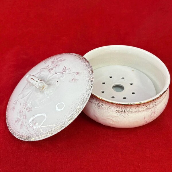 Porte-savon rond victorien en céramique avec couvercle avec passoire, délicat motif floral rose et or