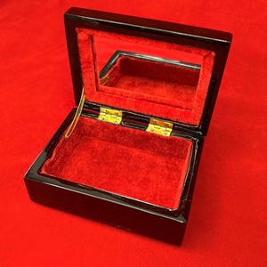 Small Rectangular Black Lacquerware Jewelry Box with Hinged Lid with Abalone Inlay Design afbeelding 4